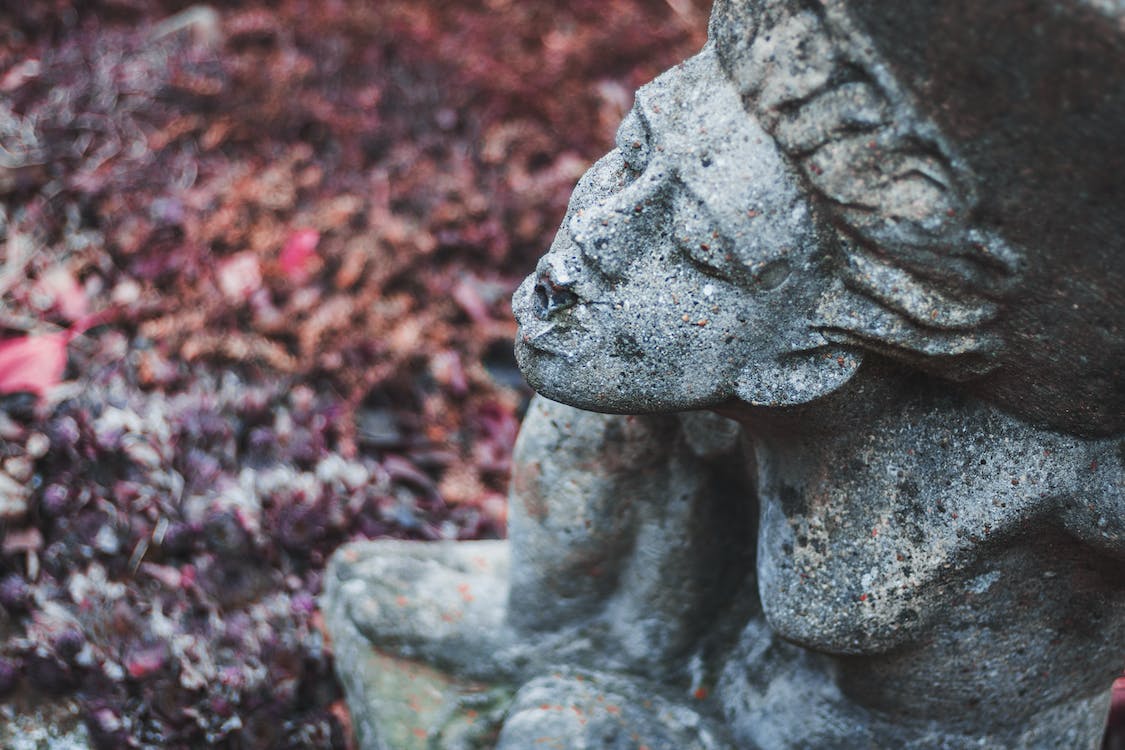 Piatra funerară ca formă de expresie artistică: Sculpturi și motive ornamentale