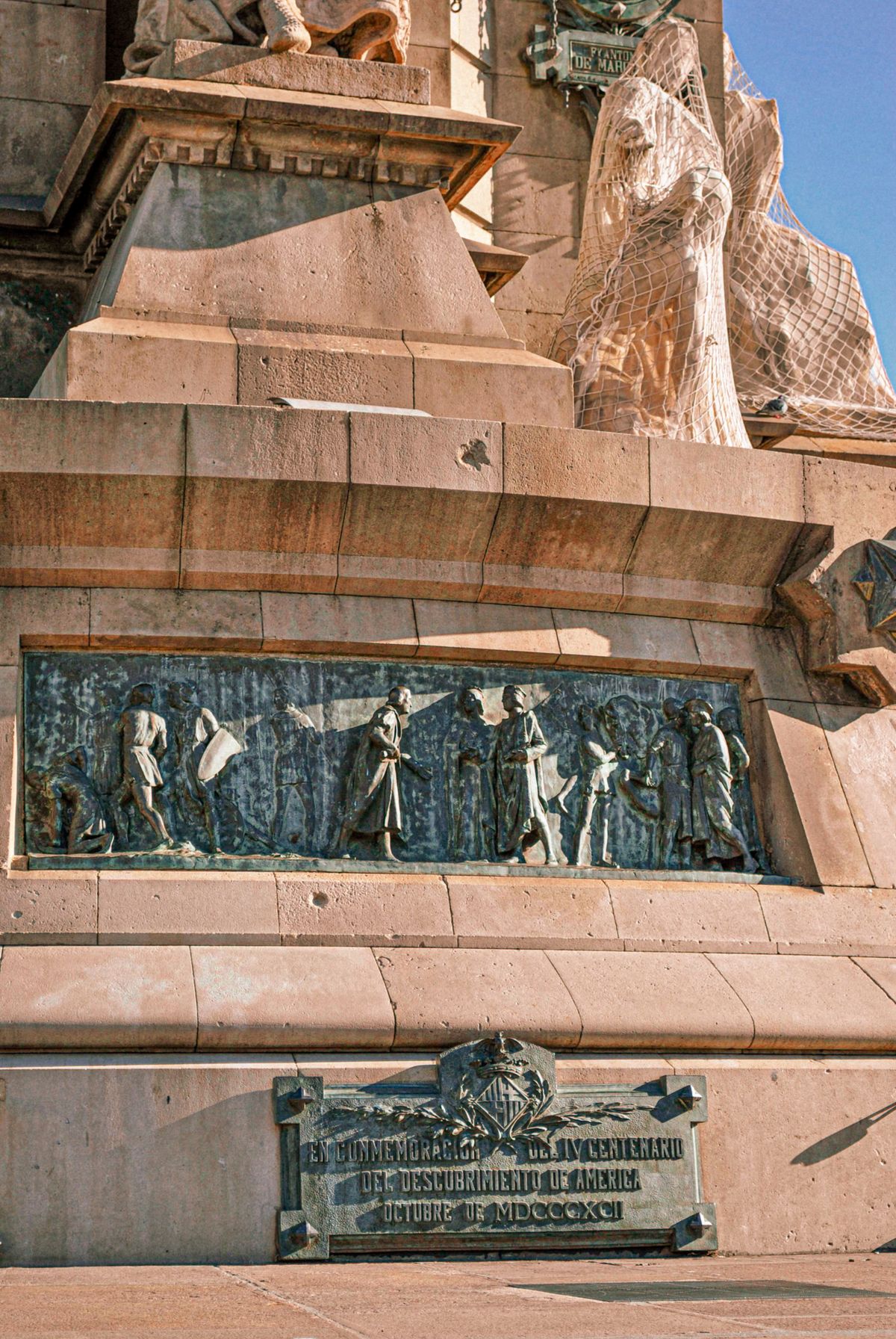 Monument funerar din granit lustruit cu gravură, într-un cimitir vechi
