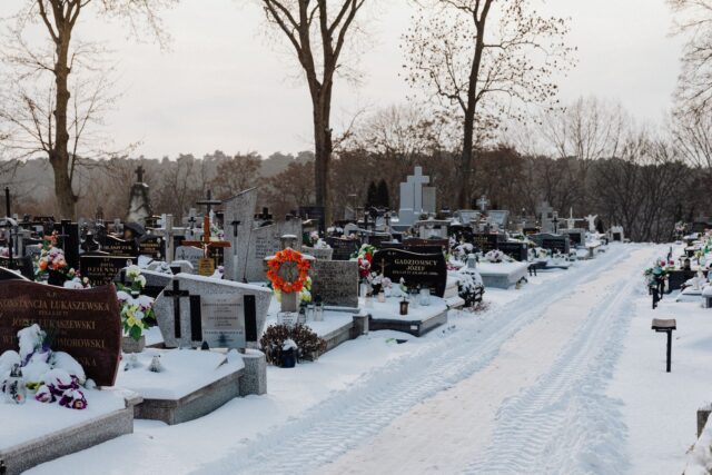 Sezonalitatea cererii de servicii funerare: ce se schimbă între iarnă și vară — Piata Funerara - marketplace de servicii funerare profesioniste!