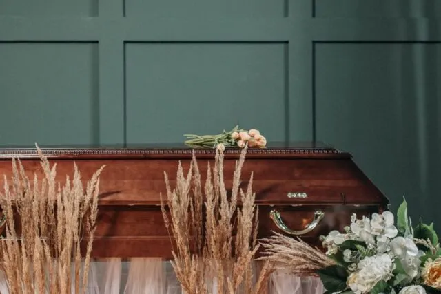 Ce cuprinde un pachet complet de servicii funerare și ce rămâne opțional — Piata Funerara - marketplace de servicii funerare profesioniste!