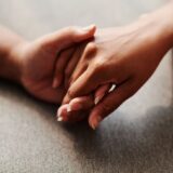 Sprijin psihologic pentru familiile îndoliate: ce oferă tot mai multe case funerare — Piata Funerara - marketplace de servicii funerare profesioniste!