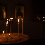Parastasul: cum se organizează o slujbă de pomenire, între tradiție și practică — Piata Funerara - marketplace de servicii funerare profesioniste!