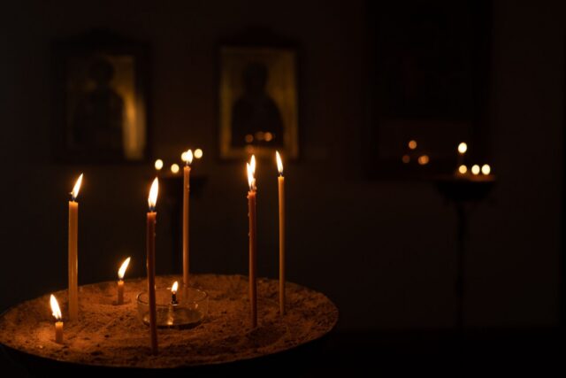Parastasul: cum se organizează o slujbă de pomenire, între tradiție și practică — Piata Funerara - marketplace de servicii funerare profesioniste!