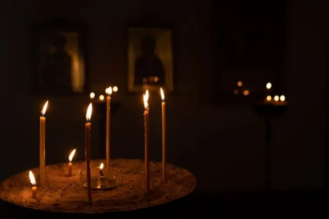 Parastasul: cum se organizează o slujbă de pomenire, între tradiție și practică — Piata Funerara - marketplace de servicii funerare profesioniste!