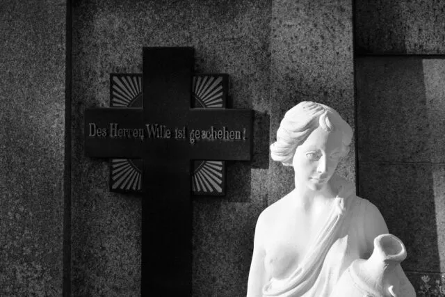 Photo common cemetery and funeral monument mistakes