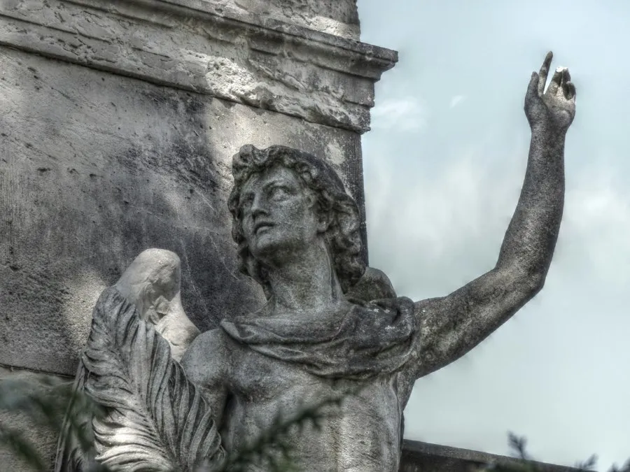Photo common cemetery and funeral monument mistakes